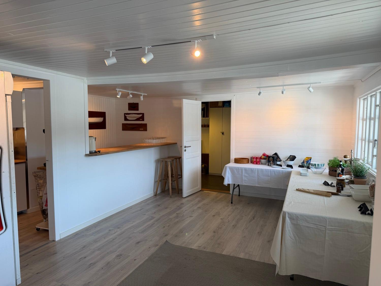 Bruksveien, bar og inngang