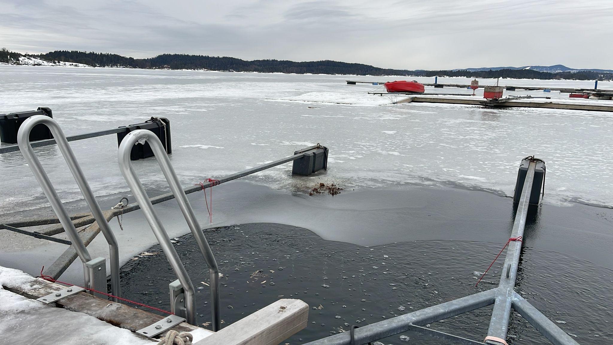 Hull i isen med badestige